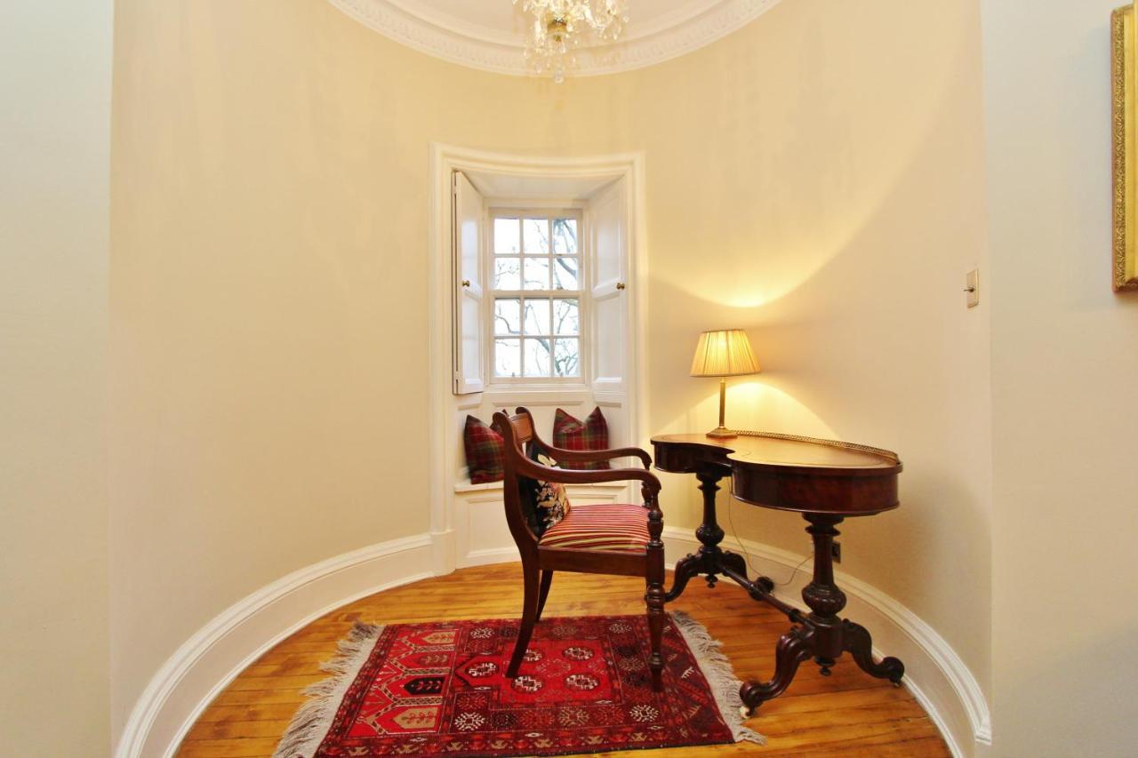 Ramsay Garden - Spacious 3-Bedroom Apartment Next To Edinburgh Castle Exterior photo